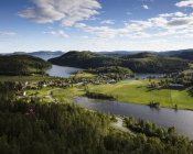 Cidade por floresta e rio em High Coast, Suécia — Fotografia de Stock
