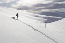 Homem esquiando em belas montanhas cobertas de neve — Fotografia de Stock