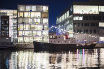 Université de Malmo sur le front de mer en Suède la nuit — Photo de stock