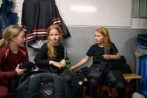 Девушки в раздевалке готовятся к хоккейной тренировке — стоковое фото