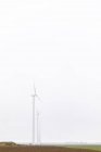 Vue panoramique des moulins à vent dans le champ — Photo de stock