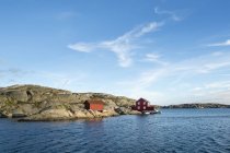 Casas perto do mar em Bohuslan, Suécia — Fotografia de Stock