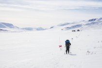 Жінки катаються на лижах маркерами по сліду Кунгсследен в Лапландії (Швеція). — стокове фото