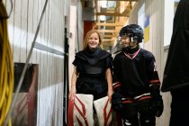 Ragazze in uniforme da hockey su ghiaccio — Foto stock