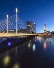 Brücke über den Fluss bei Sonnenuntergang in Malmö, Schweden — Stockfoto