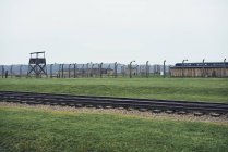 Las vías del tren en el campo de concentración de Auschwitz - foto de stock