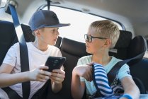 Хлопці зі смартфоном в машині, вибірковий фокус — стокове фото