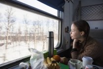 Жінка сидить за столом у потязі — стокове фото