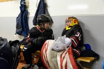 Chicas en vestuario preparándose para el entrenamiento de hockey sobre hielo - foto de stock