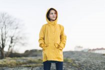 Дівчина в жовтому пальто в парку — стокове фото