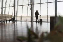 Frau mit Koffer am Flughafen, selektiver Fokus — Stockfoto