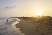 Пляж на закате в Кабо-Верде — стоковое фото