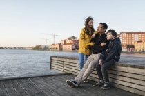 Père avec enfants sur le port, accent sélectif — Photo de stock
