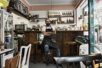 Mitte erwachsener Mann, der im Café arbeitet, selektiver Fokus — Stockfoto