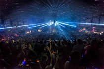 Menschenmenge in Nachtclub in Amsterdam, Niederlande — Stockfoto