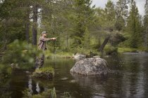 Pêche de l'homme dans la rivière, orientation sélective — Photo de stock