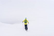 Hombre esquiando, enfoque selectivo - foto de stock