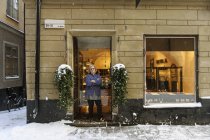 Голкипер стоит в дверях магазина — стоковое фото