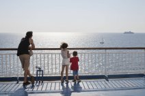 Чоловік з дітьми по морю, вибірковий фокус — стокове фото