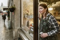 Cafébesitzer vor der Tür, selektiver Fokus — Stockfoto