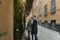 Casal andando na rua na época do Natal — Fotografia de Stock