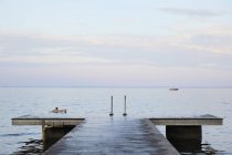 Pier no lago Vattern ao pôr do sol em Hjo, Suécia — Fotografia de Stock