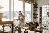 Atelier femme en poterie, focus sélectif — Photo de stock