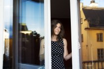 Mujer abriendo puerta, enfoque selectivo - foto de stock