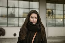 Ritratto di giovane donna che indossa una sciarpa — Foto stock