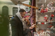 Paar kauft auf Weihnachtsmarkt ein, selektiver Fokus — Stockfoto