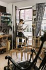 Carpintero usando teléfono inteligente en el taller - foto de stock