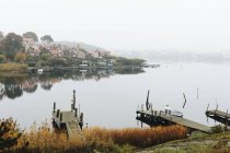 Porti e case vicino all'acqua a Brandaholm, Svezia — Foto stock