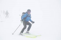 Жінка катається на лижах у красивих засніжених горах — стокове фото