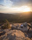 Uomini sulla roccia al tramonto nel Parco Nazionale di Sequoia in California — Foto stock