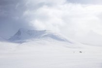 Montañas cubiertas de nieve en el sendero Kungsleden en Laponia, Suecia - foto de stock