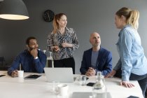 Empresários durante reunião, foco seletivo — Fotografia de Stock