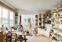 Femme faisant de la poterie, foyer sélectif — Photo de stock