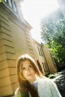 Ritratto di ragazza adolescente contro edificio, brillamento lente — Foto stock