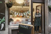 Cafébesitzer vor der Tür, selektiver Fokus — Stockfoto
