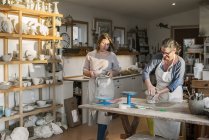 Mulheres em oficina de cerâmica, foco seletivo — Fotografia de Stock