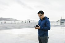 Mann benutzt Smartphone am Stadtplatz — Stockfoto