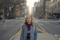 Девочка-подросток на городской улице, избирательный фокус — стоковое фото
