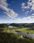 Ville par forêt et rivière en Haute Côte, Suède — Photo de stock