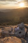 Homens na rocha ao pôr do sol no Parque Nacional Sequoia, na Califórnia — Fotografia de Stock