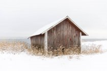 Fienile in legno nella neve, attenzione selettiva — Foto stock