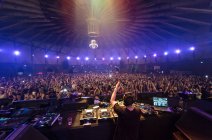 DJ in front of crowd in nightclub in Amsterdam, Nederlands — Stock Photo