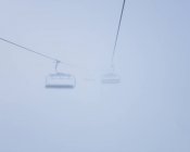 Téléski dans le brouillard, mise au point sélective — Photo de stock