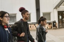 Mädchen im Teenageralter auf Fußweg, selektiver Fokus — Stockfoto