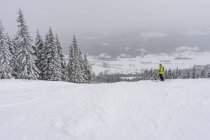 Людина катається на лижах, вибірковий фокус — стокове фото
