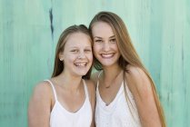 Portrait of sisters smiling, focus on foreground — Stock Photo